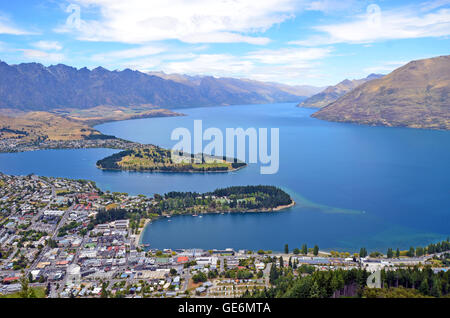 Malerischen Blick auf Queenstown und umliegenden Gebirge (The Remarkables) an den Ufern des Lake Wakatipu, Neuseeland Stockfoto