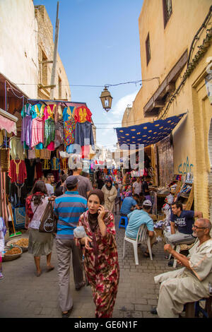 FES, Marokko - 15. September 2014: Unbekannte Leute auf der Straße von Fes, Marokko. Mit 1,1 Millionen Einwohnern ist Fes t Stockfoto