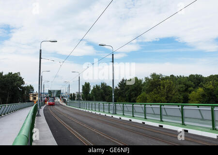 Bratislava, alte Brücke. Neue Straßenbahn zur Petrzalka Stockfoto