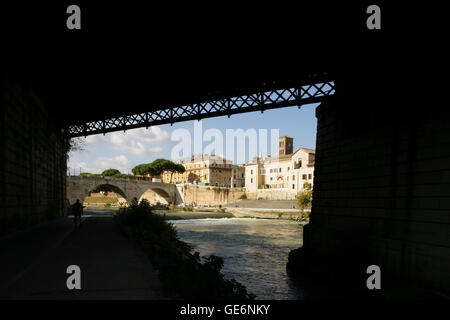 Ponte Cestio und die Gründung von San Bartolomeo auf der Isola Tiberina, Rom, Italien. Stockfoto