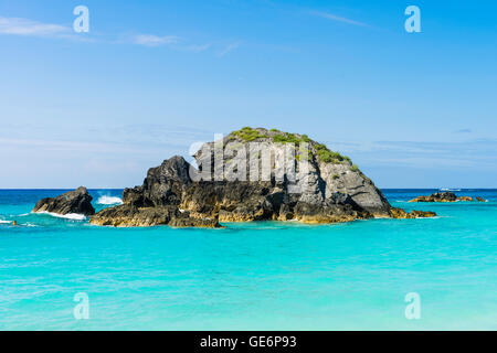 Kleine Insel vor der Beach-Club im Fairmont Southampton Luxusresort in Southampton, Bermuda Stockfoto