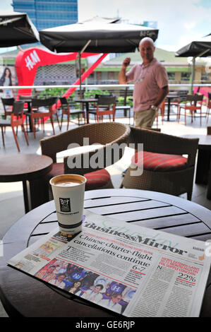 Tageszeitung am Bo es Café Ayala Center Cebu City Philippinen Stockfoto