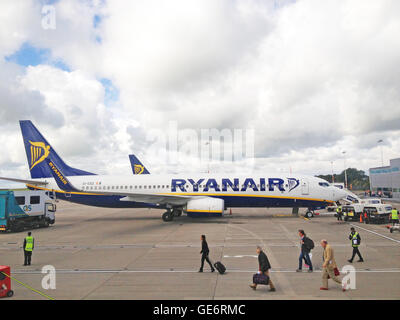 Billig-Airlines. Passagiere über den Asphalt der Flugzeugtreppe verwenden, um eine Ryanair Boeing 737-8AS am Flughafen Bristol an Bord, Stockfoto