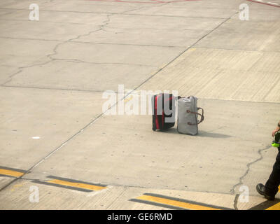 Unbeaufsichtigtes Gepäck gelassen auf dem Rollfeld am Flughafen Bristol, England, beim Boarding von einem Easyjet-Flug nach Teneriffa Stockfoto