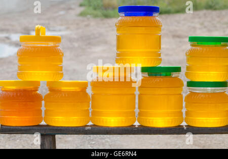 Verschiedene Sorten von Honig in Gläsern Stockfoto