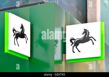 Nahaufnahme der Zwillingsschilde mit dem schwarzen Pferdelogo auf der Eckfaszie des Zweiggebäudes von Lloyds Bank plc in London Oxford Street West End England, Großbritannien Stockfoto