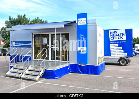 Anglian Community Enterprise (Ace) eine mobile NHS Health Check-up-Einheit, die am frühen Morgen auf einem Parkplatz des Shoppers in Brentwood Essex England, Großbritannien, parkt Stockfoto