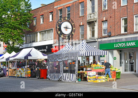 Straßenszene in Brentwood Essex England UK Shopping High Street Marktstand neben der Stadtuhr vor den lokalen Lloyds Bankfiliale Stockfoto