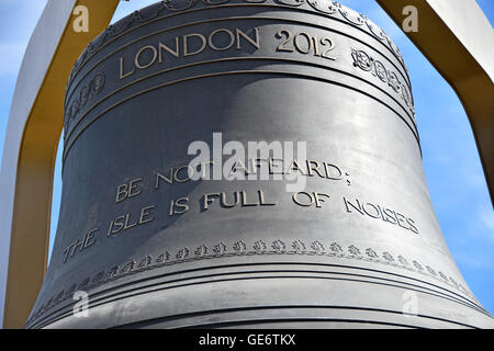 Nahaufnahme von Shakespeare Inschrift aus "The Tempest" auf der Bronze 2012 London "Olympische Glocke" auf der Queen Elizabeth Olympic Park UK verlegt Stockfoto