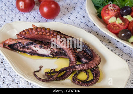 Tentakel der gekochten Tintenfisch, mit Salat am Tisch serviert Stockfoto