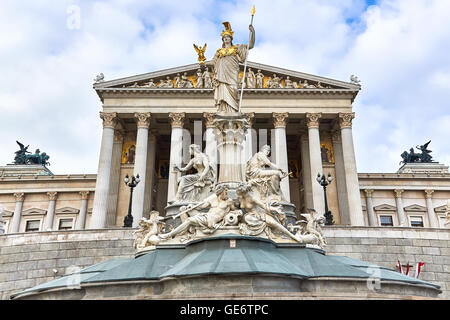 Statue der Athena, der griechischen Göttin der Weisheit vor dem Parlamentsgebäude in Wien Stockfoto