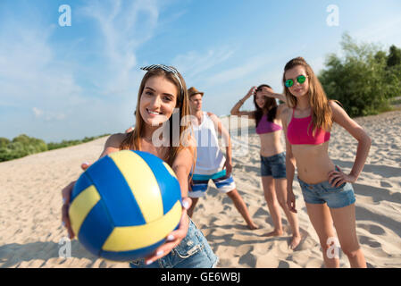Fröhlichen Freunden Volleyball spielen Stockfoto