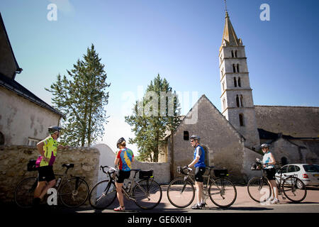 Teilnehmer an einem Backroads Fahrradtour des Loire-Tals Stopps durch eine Kirche in einem Dorf, Frankreich, 25. Juni 2008. Stockfoto