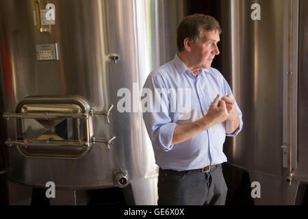 Jean-Claude Guyot, Manager des Chateau de Nitray in Amboise, Frankreich, erklärt die Weinherstellung zu einem Backroads Radtour Teilnehmer. Stockfoto