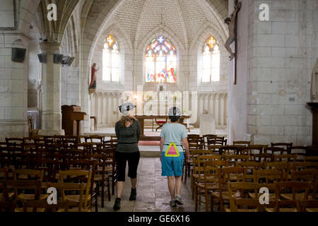 Betsy Athan (R) und Leigh Lightfoot, Teilnehmer an einer Radtour Backroads des Loire-Tals, besuchen Sie die Kirche Athee-Sur-C Stockfoto