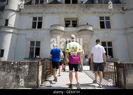 Teilnehmer an einem Backroads Fahrradtour an der Loire-Tal Besuch Schloss Chenonceau in Chenonceaux, Frankreich, 25. Juni 2008. Stockfoto