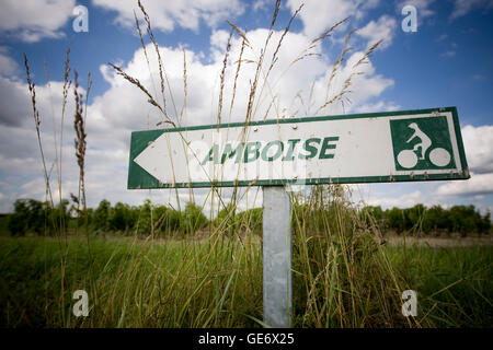 Blick auf eine Straßenschild einen Radweg führt zu Amboise in der Nähe von Chenonceaux, Frankreich, 25. Juni 2008. Stockfoto