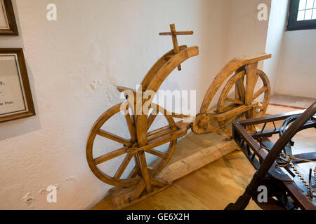 Hölzerne Fahrrad von Leonardo da Vinci entworfen angezeigt in der Villa Clos Luce, letzte Heimat des Erfinders, in Amboise, Frankreich. Stockfoto