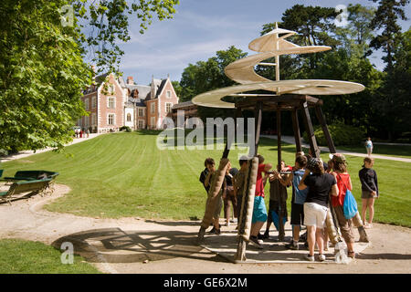 Replik von Leonardo da Vincis Luftschraube Prototyp in den Gärten der Villa Clos Luce in Amboise, Frankreich, 26. Juni 2008 Stockfoto