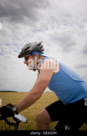 Autor David Darlington, Teilnehmer an einer Radtour Backroads des Loire-Tals, fährt in der Nähe von Amboise, Frankreich, 26. Juni 2008. Stockfoto