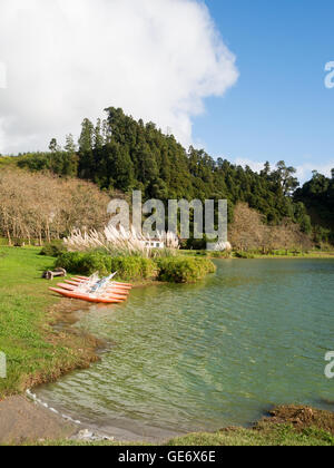 Kajaks am Ufer des Furnas Lake Stockfoto