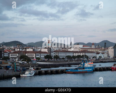 Ansicht von Ponta Delgada Stadtzentrum aus über den Hafen Stockfoto