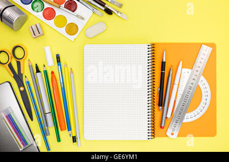 bunte Schule Schreibwaren und Zubehör mit dem Schreiben und Zeichenwerkzeuge Stockfoto