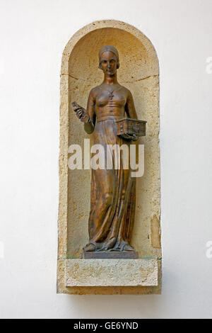 Statue von Dora Krupic, eine Figur aus dem Roman Goldschmied Gold (1871), platziert in einer Nische an der Westfront Kamenita Vrata Stockfoto