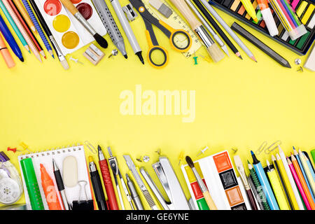 Schul- und Büromaterial für Studien über gelbe Tabellenhintergrund Stockfoto