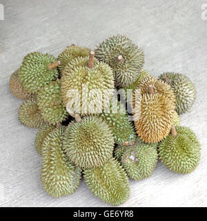 Haufen von Durian Frucht Stock im Obstmarkt Stockfoto
