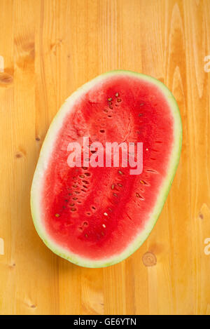 Wassermelone Kreuz Schnittscheibe auf Holztisch, Draufsicht selektiven Fokus Stockfoto