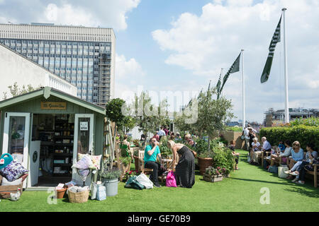 Auf dem Dach des John Lewis Department Store auf der Oxford Street hat sich in einen Garten von Blüten und Kräutern verwandelt. Stockfoto