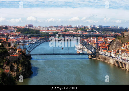 Stadtbild mit Dom Luis ich über den Fluss Douro zwischen Porto und Vila Nova De Gaia in Portugal Brücke Stockfoto