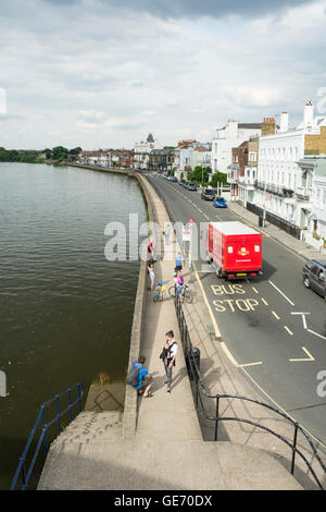 Ein rote Postamt LKW fährt entlang des Flussufers in Barnes, London, SW13, UK Stockfoto