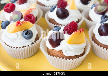 Erfrischende Frucht Muffins auf ein gelbes Schild. Stockfoto