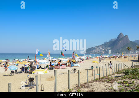 Einwohner und Touristen genießen den Strand in der Nähe von Posto 9 am Strand von Ipanema, Rio 2016 beginnt im August 2016. Stockfoto