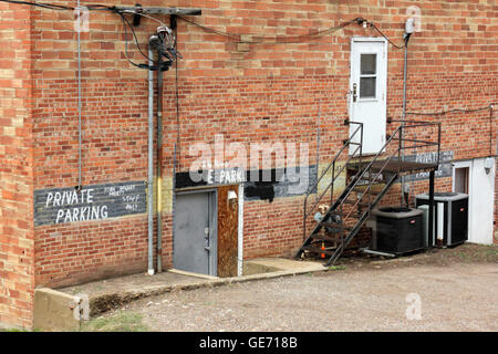 Privater Parkplatz Zeichen in einer Gasse. Stockfoto
