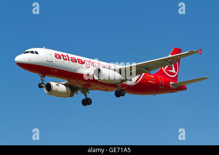 AtlasGlobal Airbus A320 Flug KK6133, TC-ATM, aus Istanbul, Türkei, im Endanflug zum Flughafen Kopenhagen Stockfoto