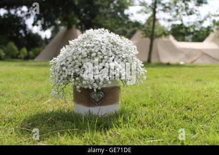 Hochzeit im Sommer, Lichter, Feier, camping, Vintage, Glamping, Wimpel, Blumenstrauß, Hochzeit Zeichen, Sommer Stockfoto