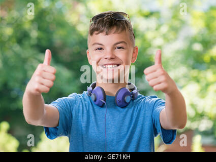 Jungen zeigen, Daumen nach oben Stockfoto