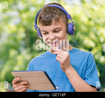 Junge mit tablet Stockfoto