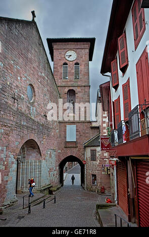 Citadelle Street und Notre-Dame-du-Bout-du-Pon Kirche. Saint-Jean-Pied-de-Port. Aquitaine. Frankreich. Camino de Santiago Stockfoto