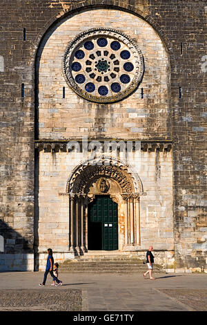 San Juan romanische Kirche. Hauptfassade der Kirche. Portomarín. Provinz Lugo. Spanien. Camino de Santiago Stockfoto