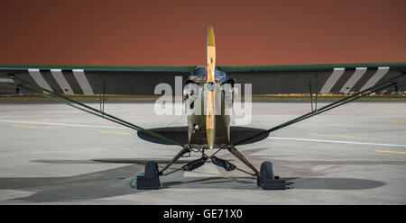 Piper J3C-65 Cub auf die RAF Nprtholt Nacht aufnehmen Stockfoto