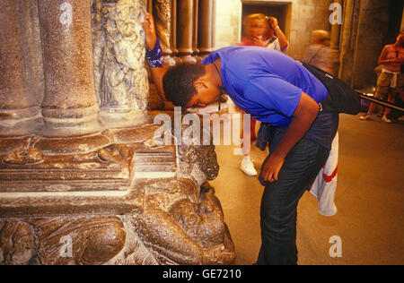 Santiago Cathedral.Pilgrim. Ritus der ´touching Column´, in Pórtico De La Gloria. Santiago de Compostela.Coruña Provinz. Spanien Stockfoto