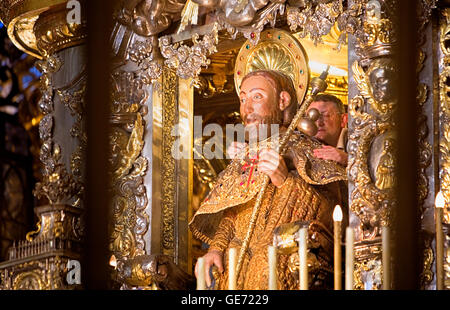 Pilger, die St. James der Apostle.Cathedral zu berühren. Santiago De Compostela. Coruña Provinz. Spanien. Camino de Santiago Stockfoto