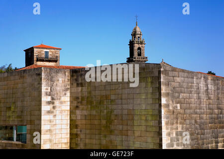 CGAC (Centro Gallego de Arte Contemporáneo). Und Kloster und die Kirche von San Domingos de Bonaval. Santiago De Compostela. Coruña p Stockfoto