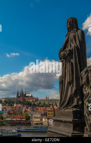 Statue in Karlsbrücke Prag Stockfoto
