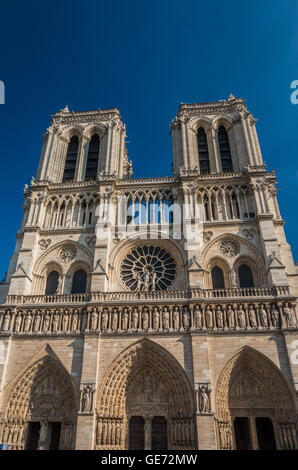 Fassade von Notre Dame Kathedrale in Paris Stockfoto