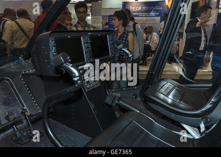 BERLIN, Deutschland - 1. Juni 2016: Cockpit des Leichthubschrauber Bell 505 Jet Ranger X. Ausstellung ILA Berlin Air Show 2016. Stockfoto